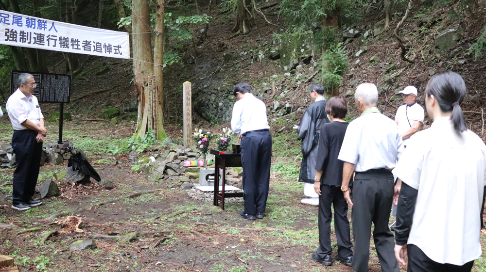 足尾・小滝地区の専念寺説教所跡で営まれた追悼式