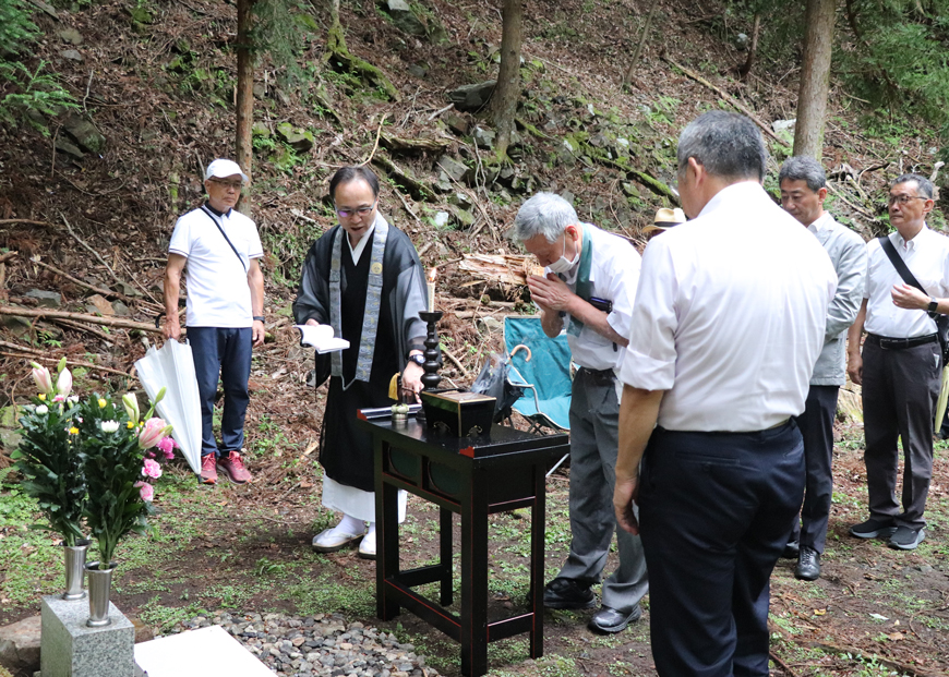 慰霊碑の前で焼香する宇賀神会長